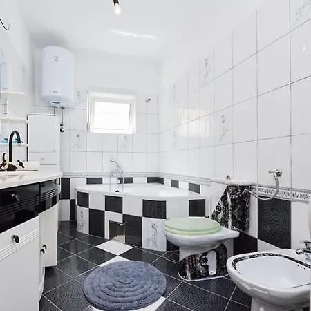 Sreca Near With Bbq Apartment Bibinje