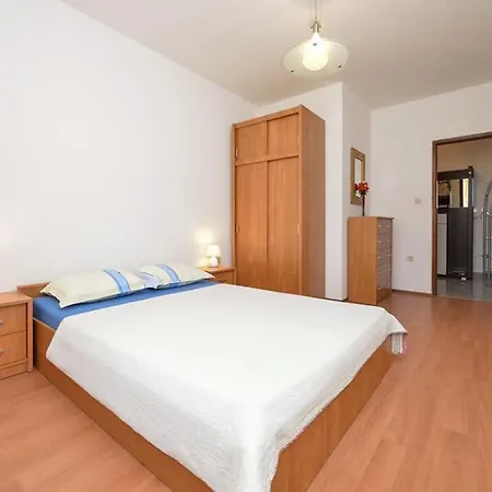 Apartment Sreca Near With Bbq